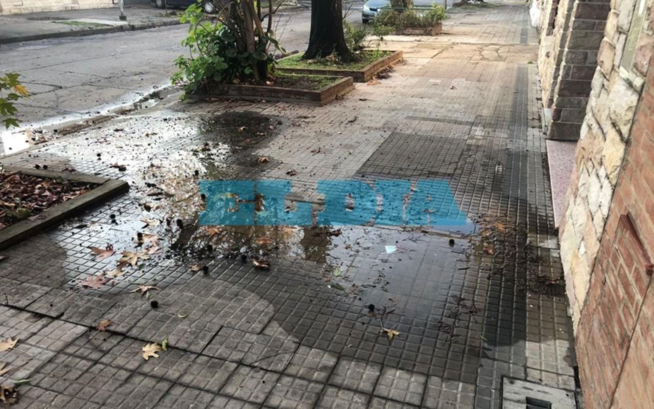 En El Mondongo reclaman por una pérdida de agua que está provocando la caída de peatones