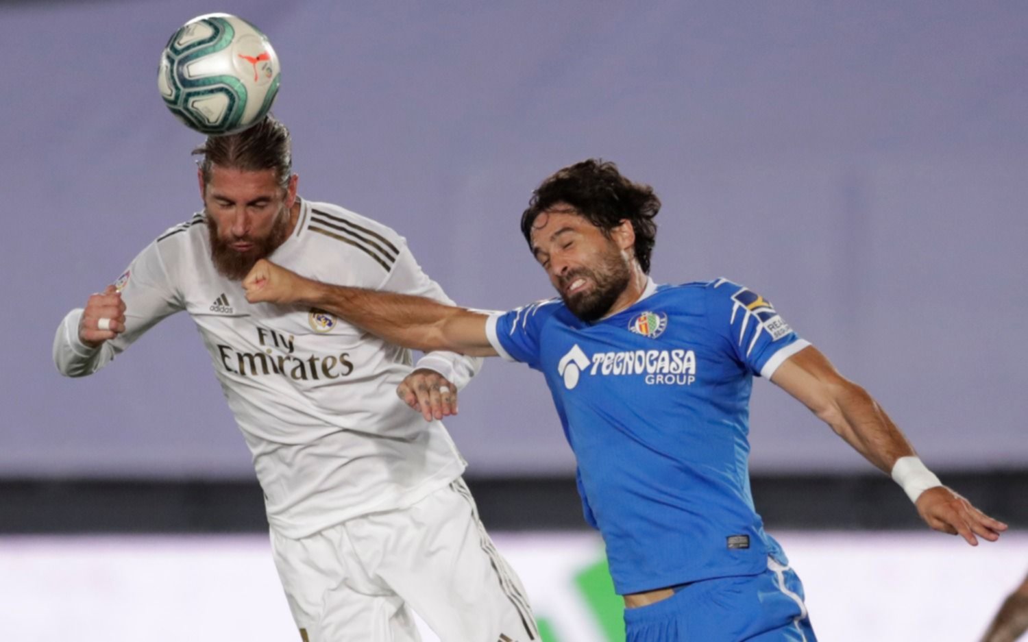 Real Madrid ganó con un penal, se encamina al título y hace sufrir a Messi