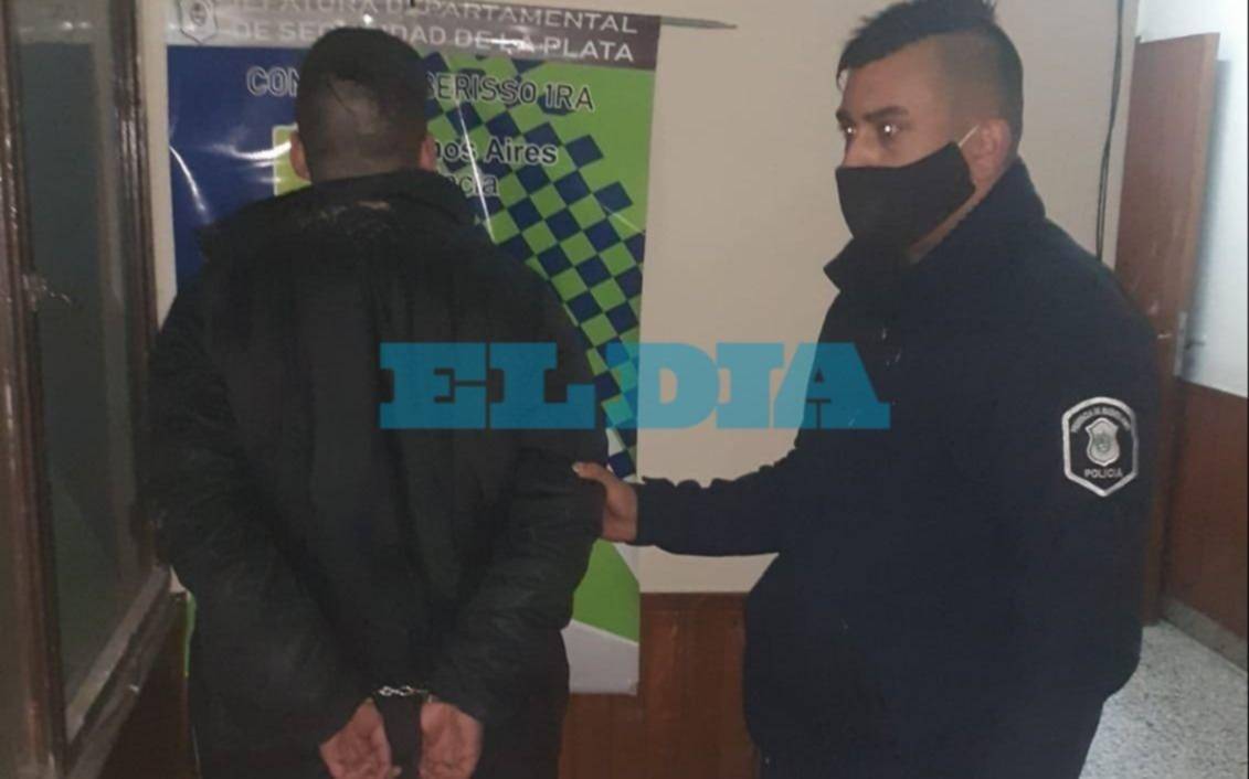 Aprovecharon que un taxista estaba entregando un pedido y le robaron el auto: un detenido