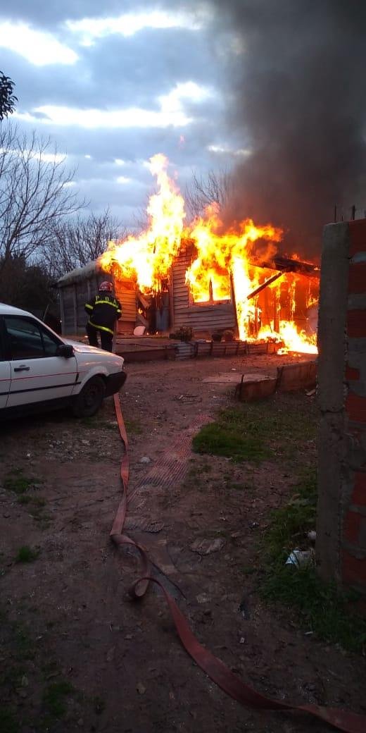 Un incendio dejó en la calle a dos familias en La Cumbre