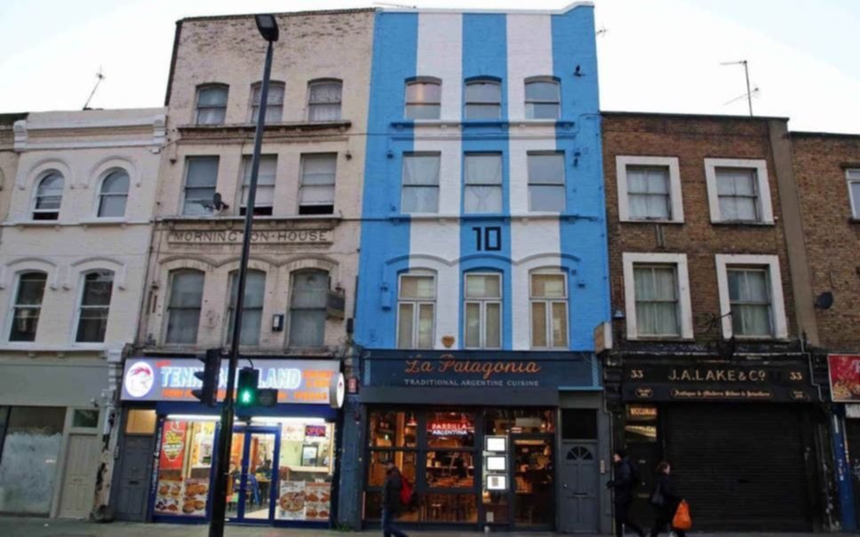 Pintaron la camiseta de Argentina con el "10" de Maradona en pleno Londres