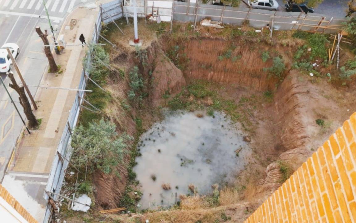 Reclamo por acumulación de agua en terreno de 14 y 44