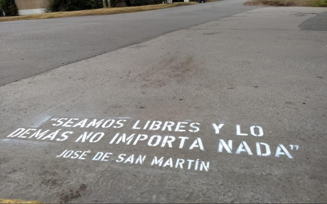 Por el 9 de julio, la Municipalidad pintó frases de San Martín en las calles de la Ciudad