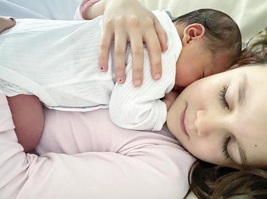 Paula mostró a Filipa, en una tierna foto con su hermanita
