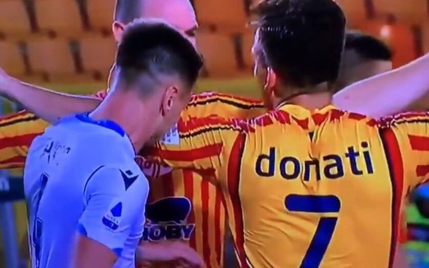 Dura sanción a un futbolista por morder a un rival en pleno partido