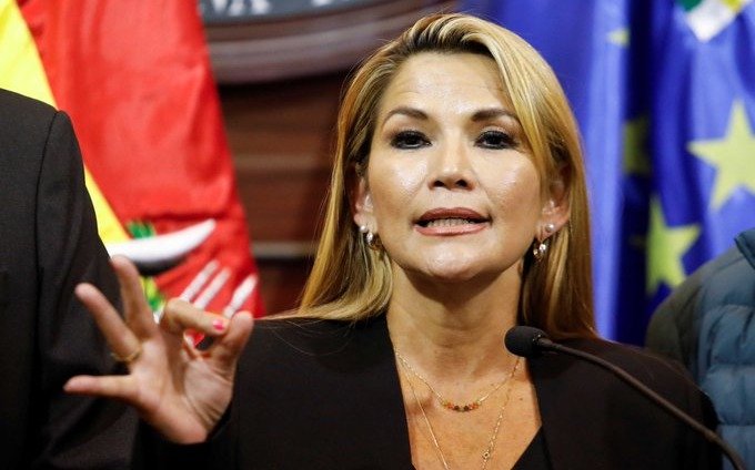 La presidenta interina de Bolivia, Jeanine Añez, tiene coronavirus