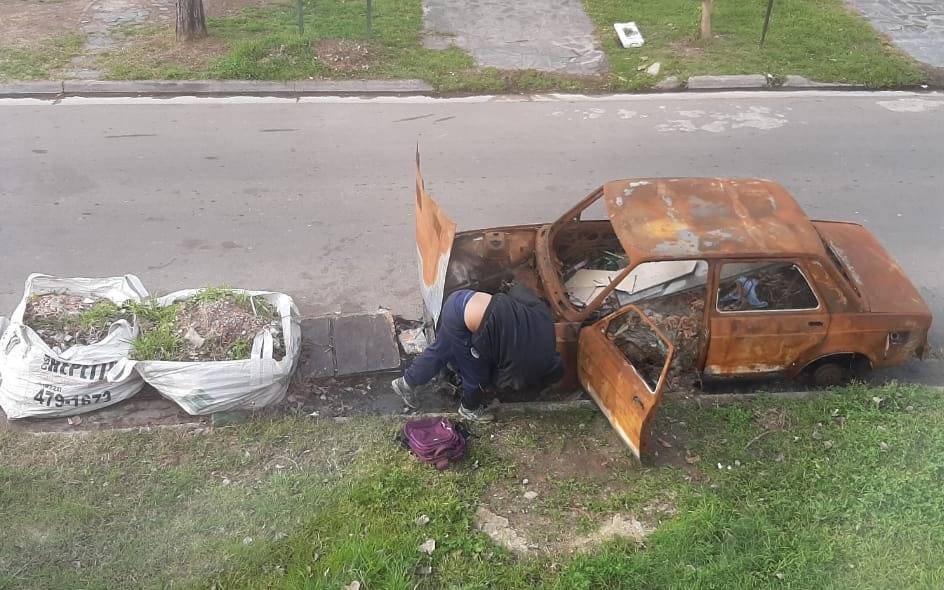 Oscuridad, un auto incendiado y ladrones sin freno en una zona de Tolosa