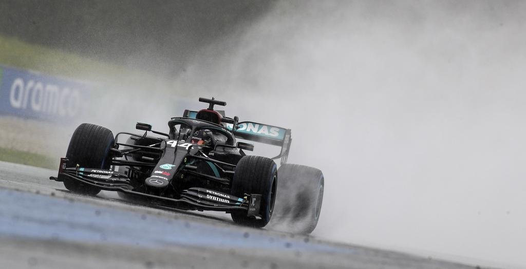 Hamilton voló en la lluviosa clasificación en Estiria y consiguió una nueva “pole”