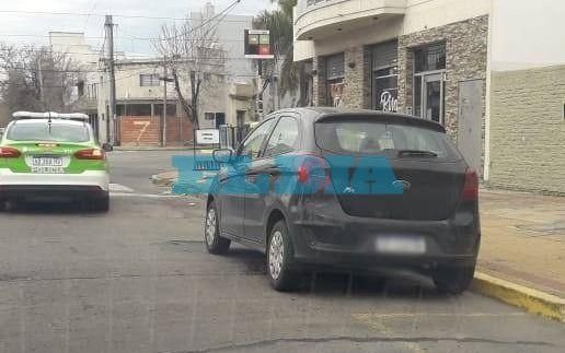 Vecinos de zona de Parque Castelli, molestos por auto mal estacionado