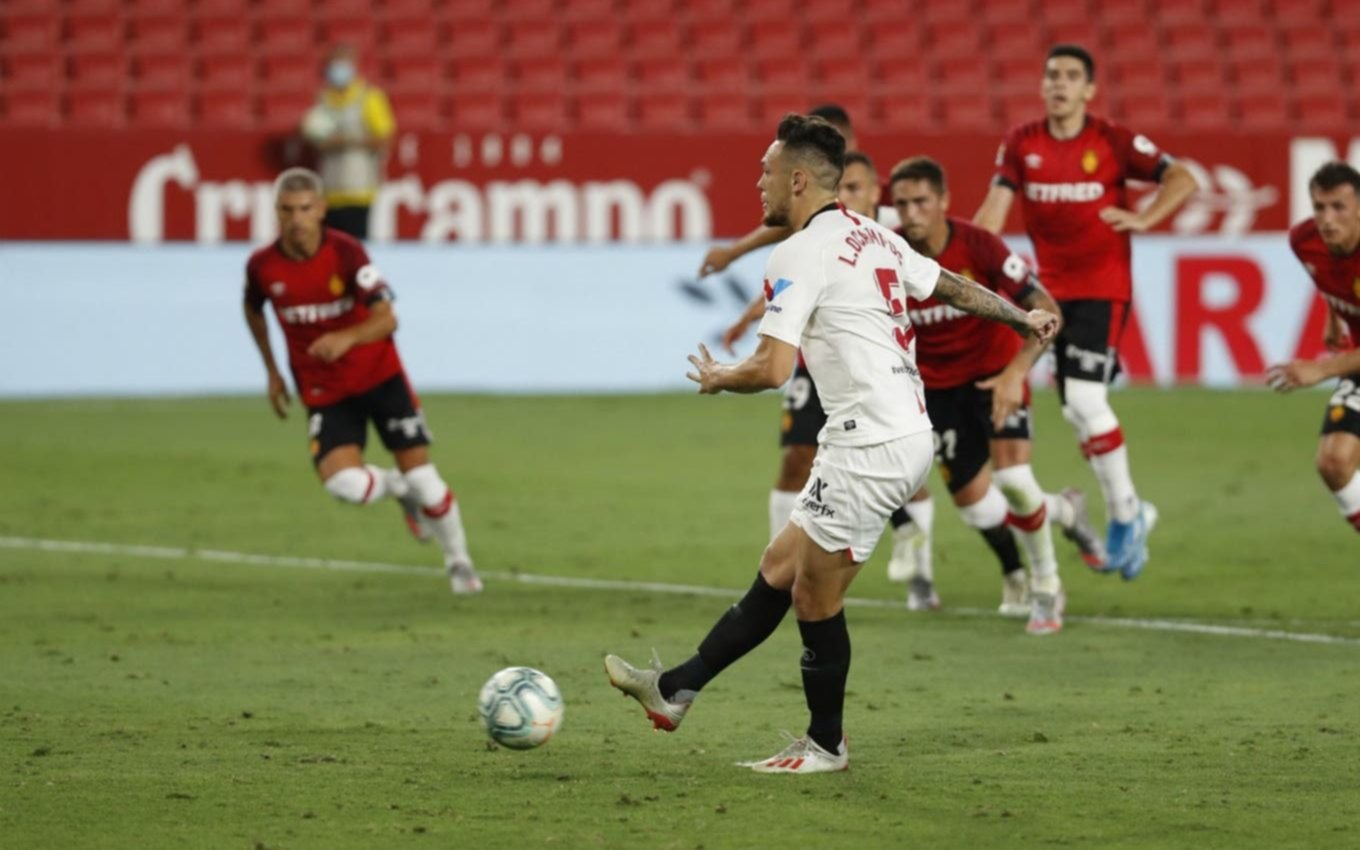 Lucas Ocampos la sigue rompiendo en Sevilla: pateó un penal "sin mirar", engañó al arquero y fue gol