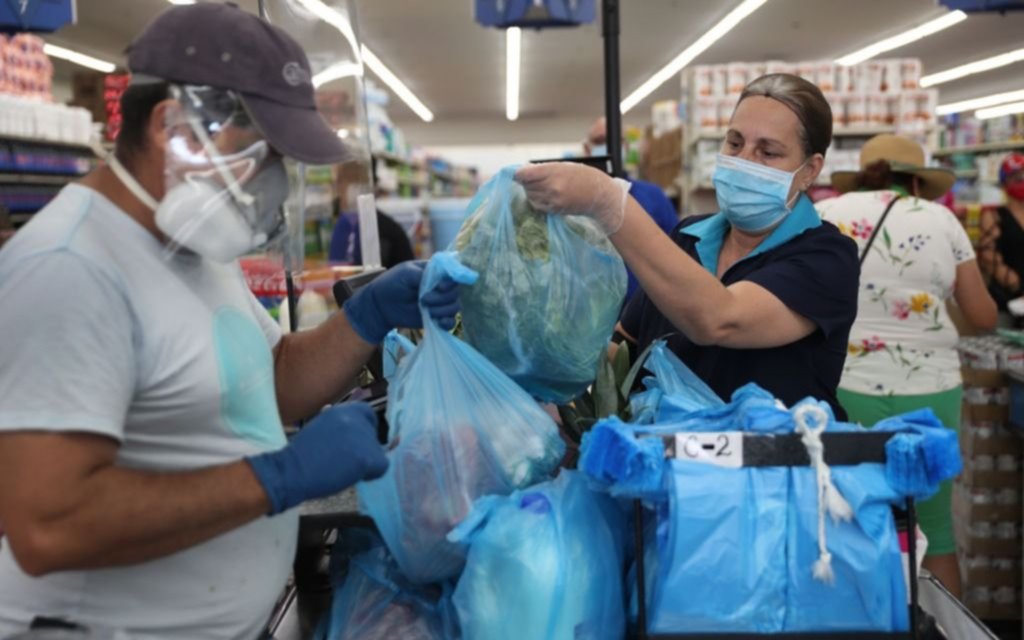 Walmart exigirá en sus tiendas de EE UU el uso de mascarillas