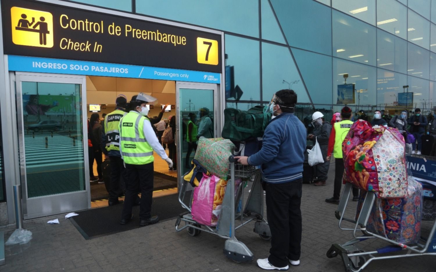En Perú, con aglomeración de gente, se reanudaron los vuelos de cabotaje