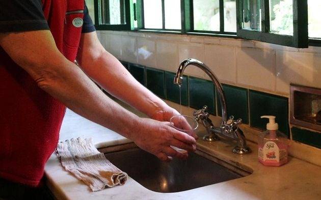 Fastidio en Los Hornos por un corte de agua "interminable"