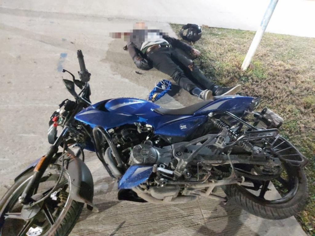 Murió un joven en la calle y se sospecha que cayó de una moto