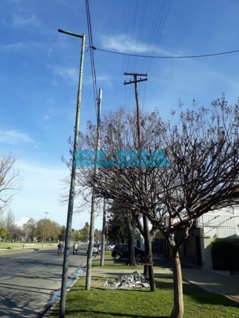 Denuncian que un poste presenta riesgo de caída y falta una luz en el alumbrado público