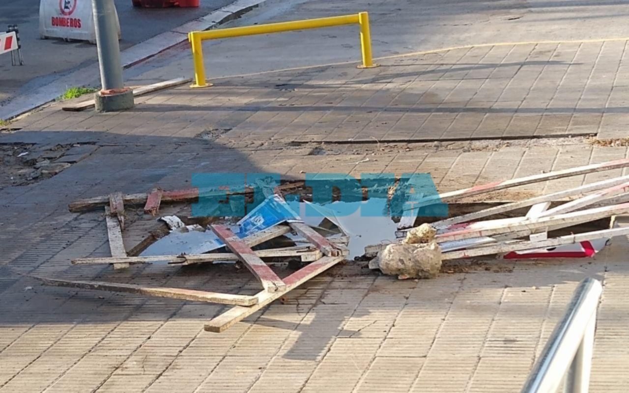 En Los Hornos denuncian que una obra inconclusa causa complicaciones desde hace un mes