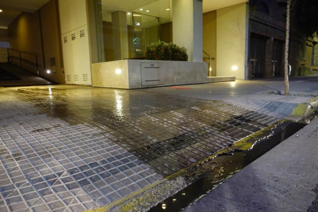 No aflojan las implacables pérdidas de agua en la vía pública