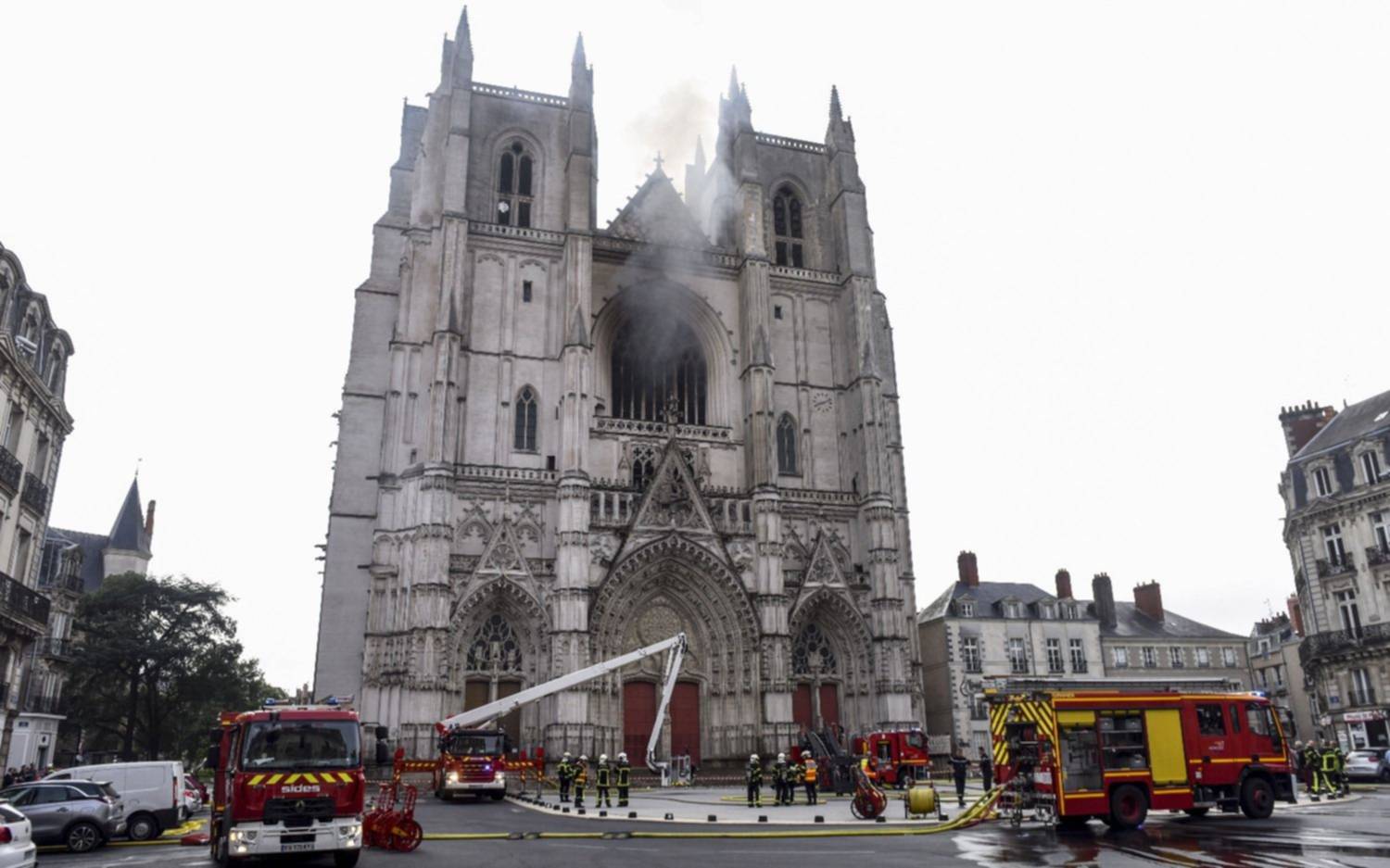 Se incendió la catedral gótica de Nantes: ¿fue fuego premeditado?