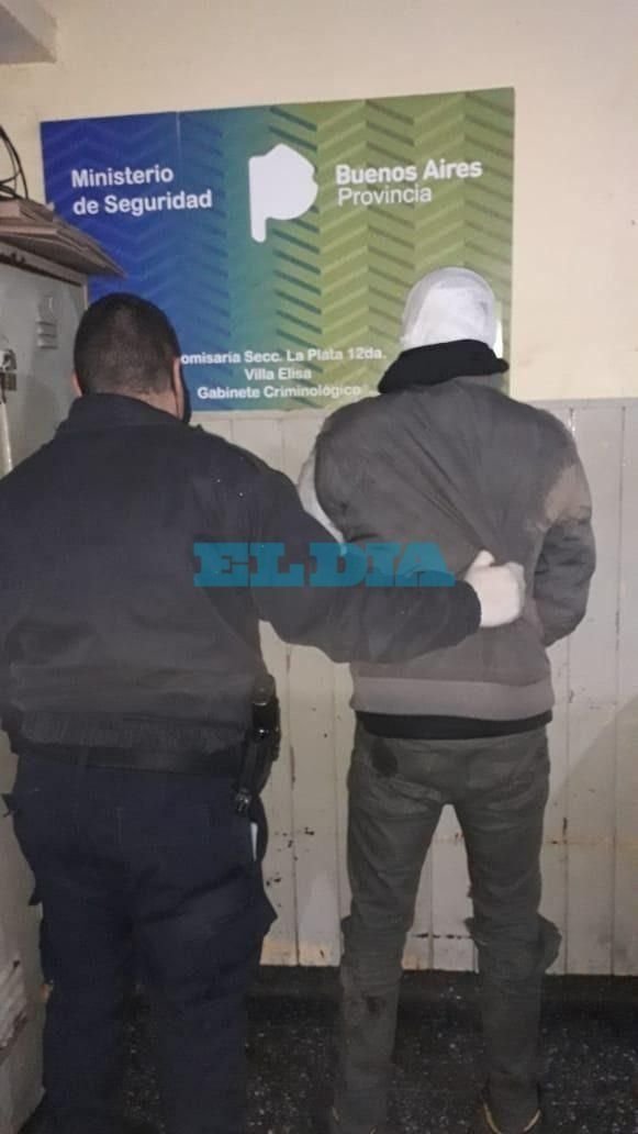 Se accidentó con la moto en Villa Elisa y cuando lo asistían le descubrieron un revólver: preso