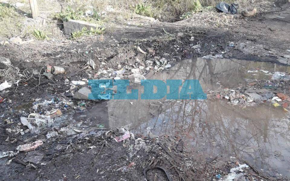 Una pérdida de agua pone en jaque un sector de Villa Elvira