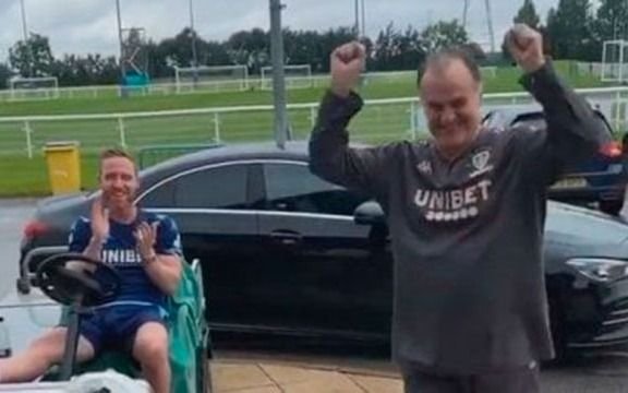 ¡A pura locura! El recibimiento y eufórico festejo de Bielsa en el entrenamiento de Leeds