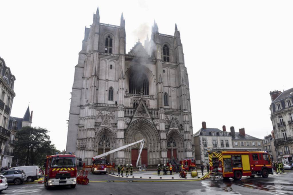 Investigan si fue intencional el incendio en la catedral de Nantes