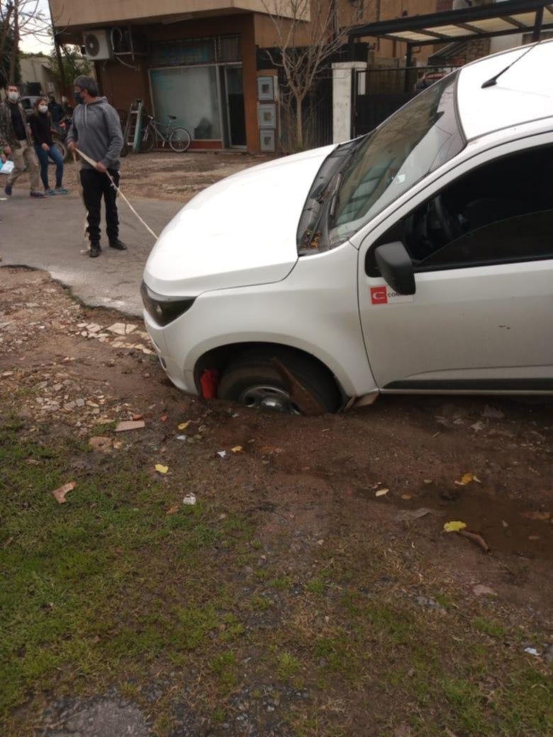 De pozos “atrapa autos” a postes por caer, la Ciudad sigue llena de trampas urbanas