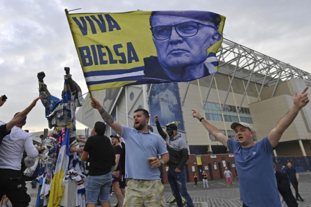 Locura Bielsa: título, calle con su nombre y plantel a sus pies