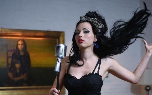 Marilia Camposs le rinde tributo a Amy vía streaming