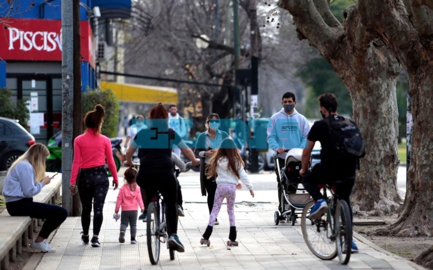 A pesar de que aún no están permitidos los paseos, muchos platenses en plazas y parques