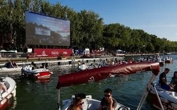 París inauguró el primer “barcocine” sobre el río Sena