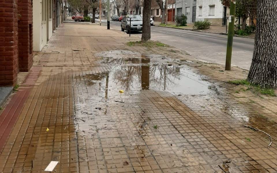 En la zona de Parque San Martín, “las baldosas flotan”
