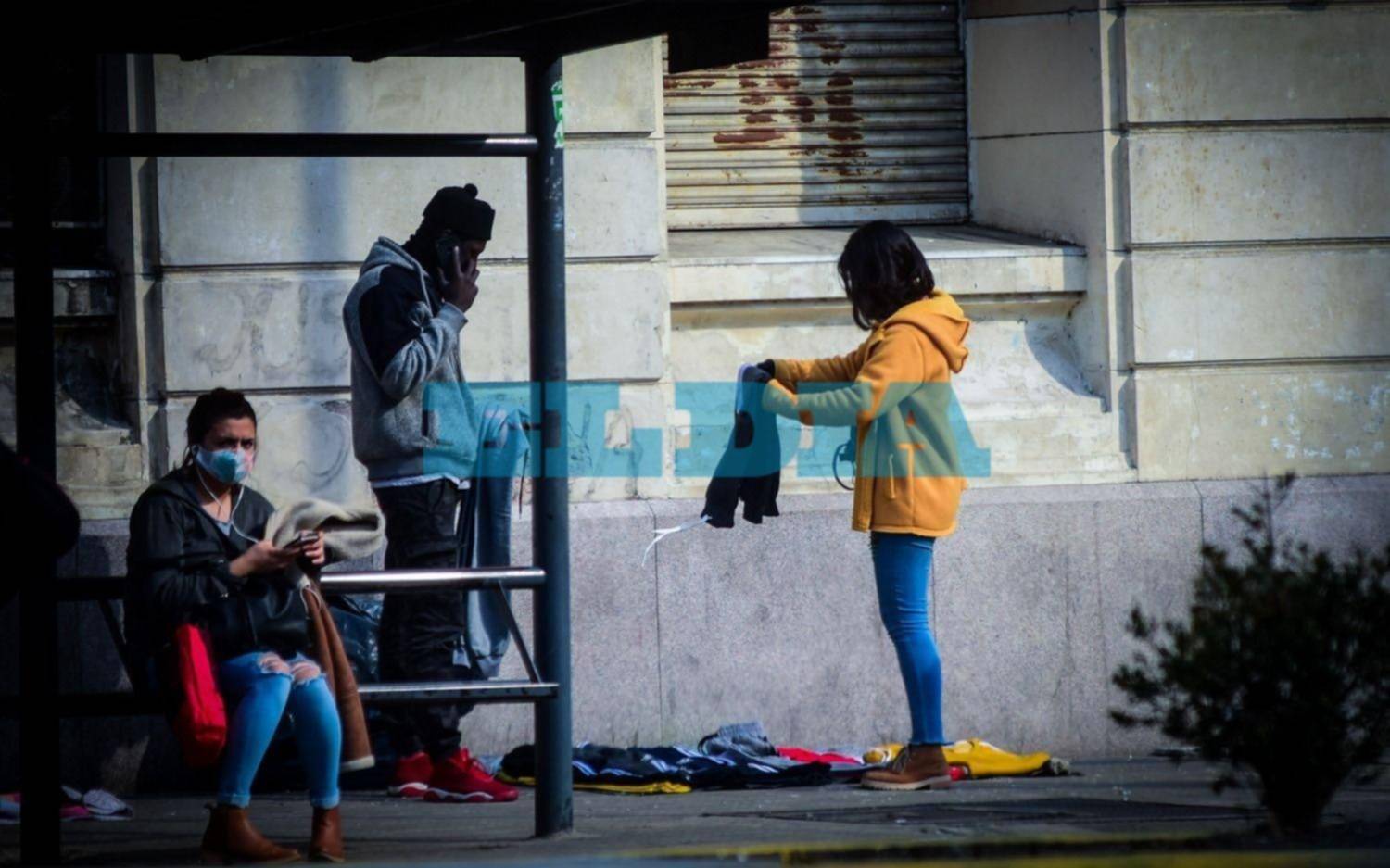 La venta ilegal, sin freno en La Plata de la mano de manteros y ambulantes
