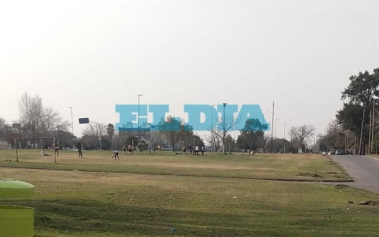 Burlaban el aislamiento jugando al fútbol en 72 y 27 hasta que llegó la policía: partido suspendido