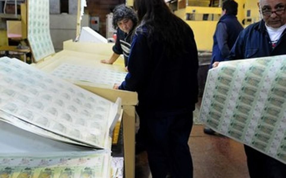 La emisión monetaria no da abasto e importarán billetes de 500 pesos
