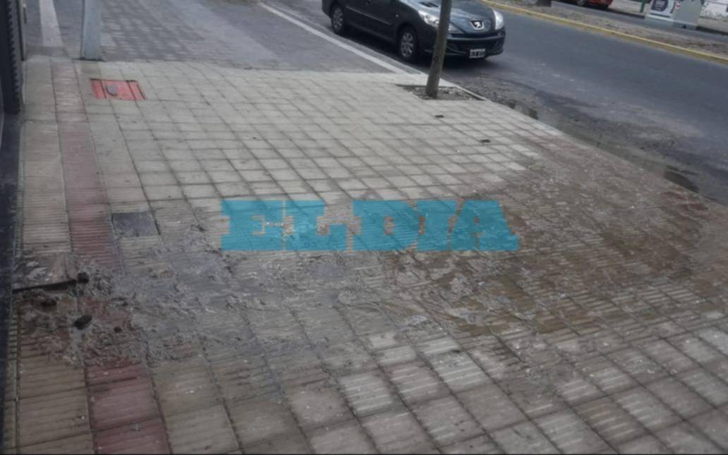 En 60 entre 11 y 12, comerciantes denuncian rebalse de aguas cloacales