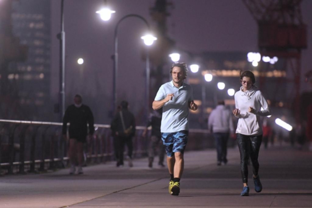 En capital abrieron los comercios y los “runners” volvieron a las calles