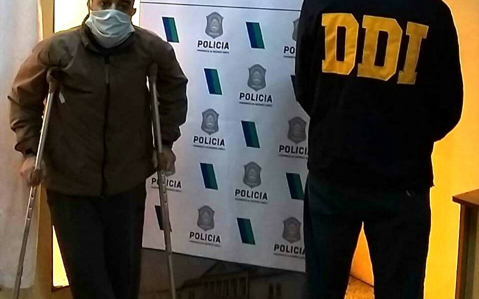Volcó con su auto y al llegar la policía quiso huir a los tiros