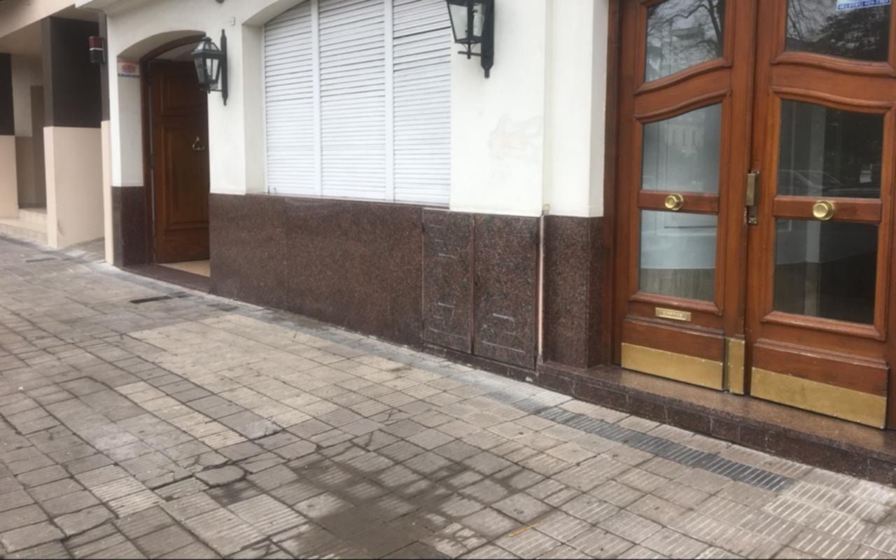 Un caño roto provoca la filtración de agua en el sótano de un edificio céntrico