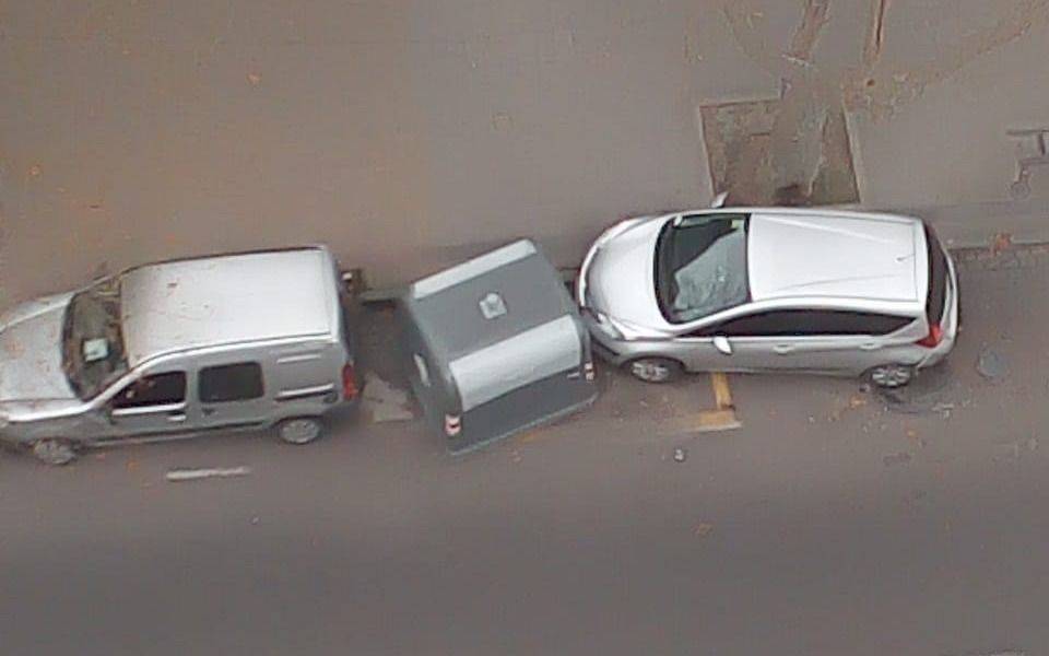 Denuncian que un auto mal estacionado impide la recolección de residuos de un contenedor