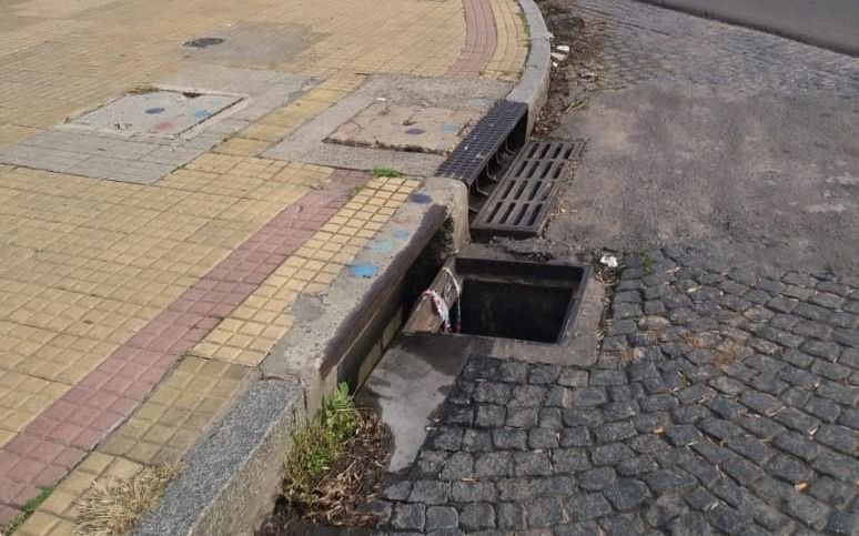Hace más de un mes reclaman por falta de tapa de una boca de tormenta que "es un peligro"