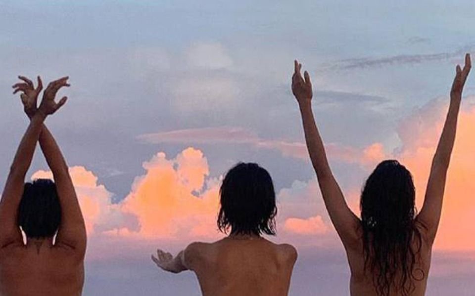 Calu Rivero bailó desnuda en la playa con sus amigas 
