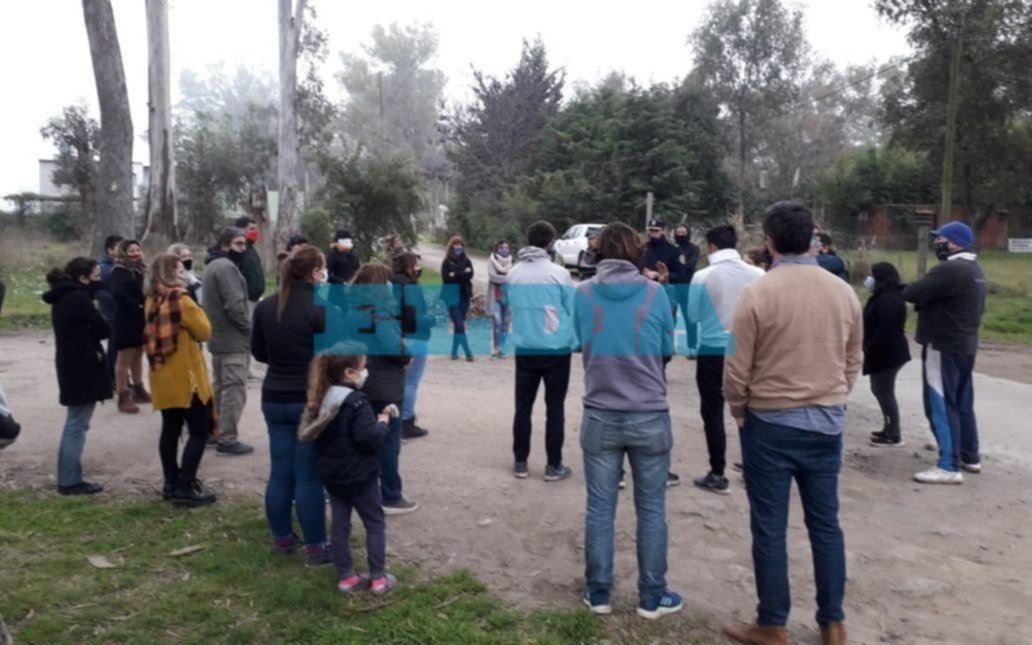 Tensa calma en City Bell por las usurpaciones: reunión de vecinos con funcionarios y Policía
