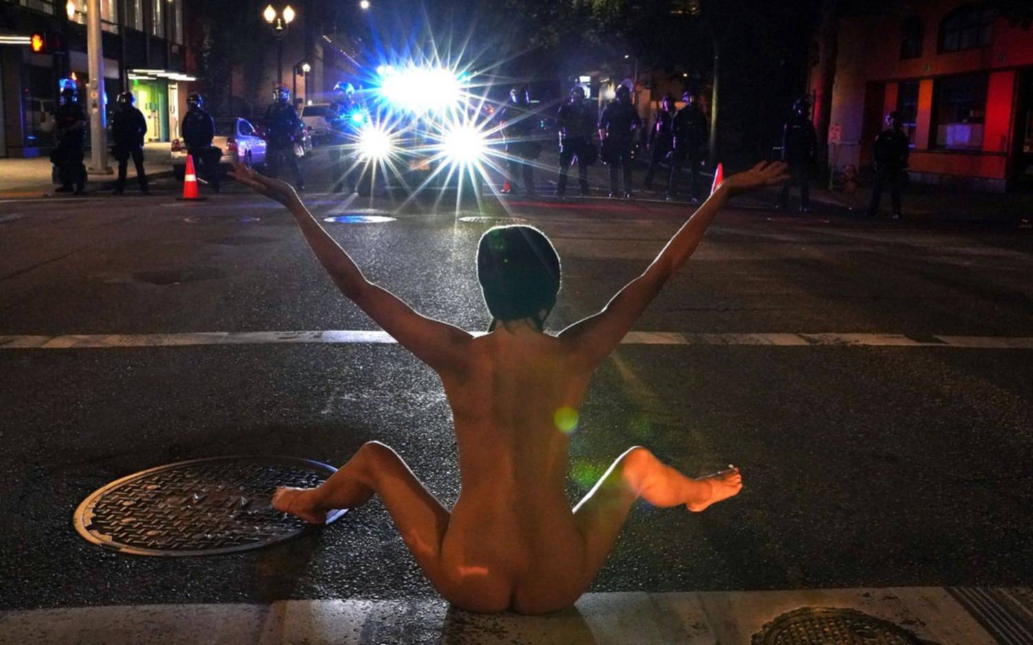 Una mujer completamente desnuda frente a la policía en las protestas en Portland