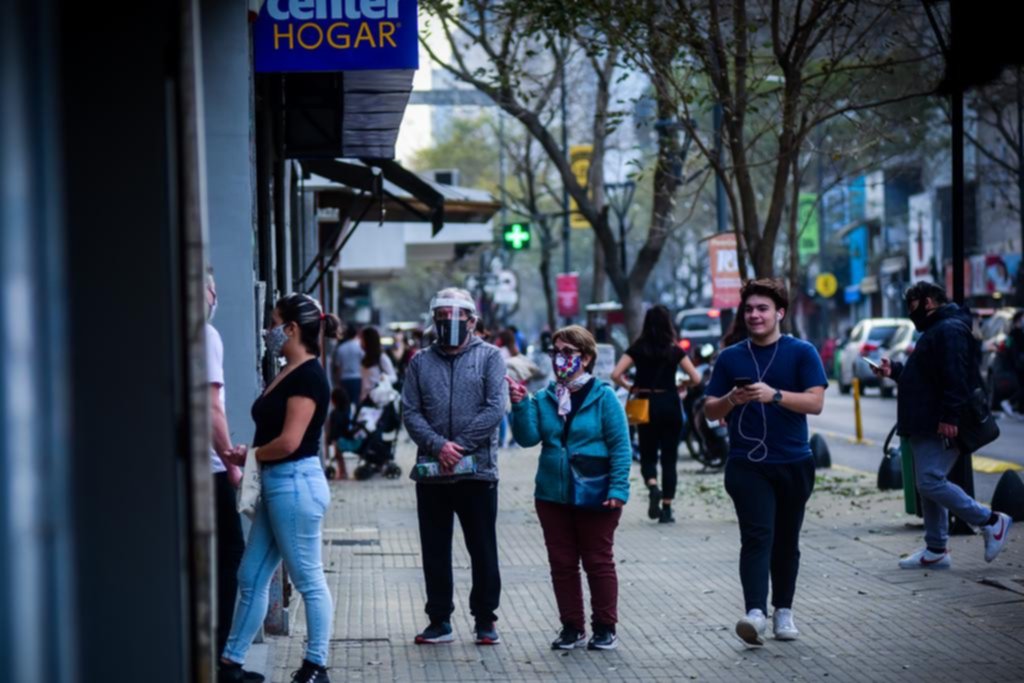 Después de cuatro meses, vuelven a abrir los comercios no esenciales en los barrios