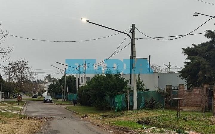 En 507 entre 132 y 132 bis denuncian que un poste de luz está prendido todo el día