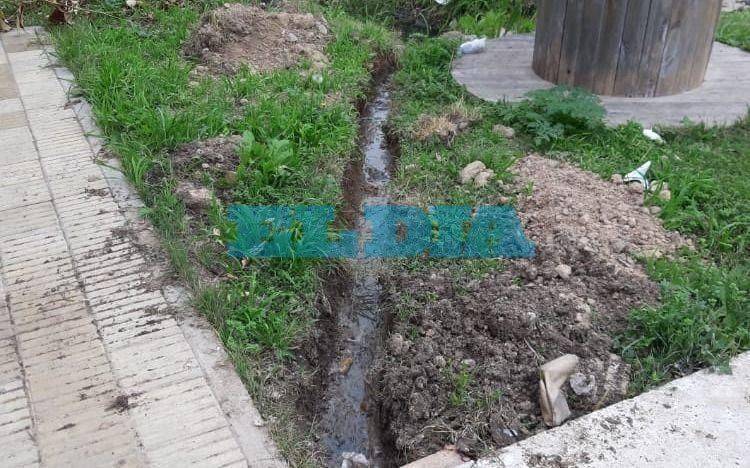 Un desborde cloacal lleva casi un mes en 68 entre 158 y 159