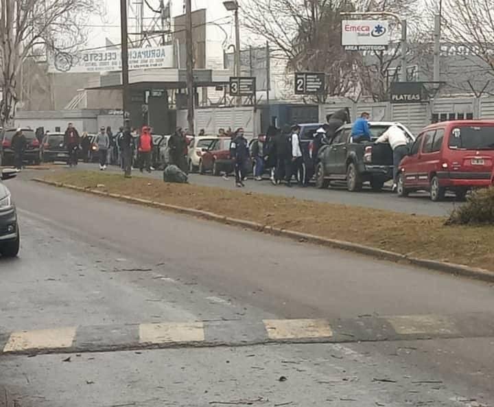 Un largo cortejo para despedir al barra asesinado después de que robó