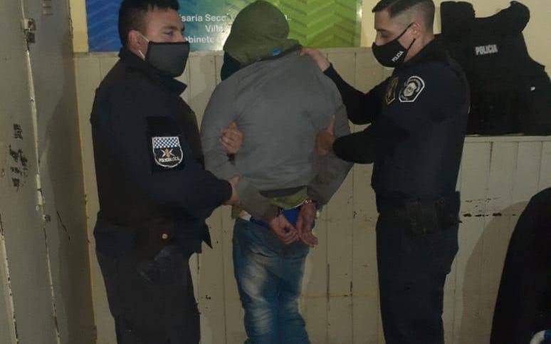 Le dijo a la policía que estaba todo bien, pero tenía al ladrón apuntándole detrás de la puerta