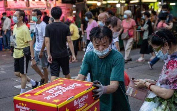 Hong Kong evalúa nuevas medidas de restricción ante récord diario de casos de coronavirus